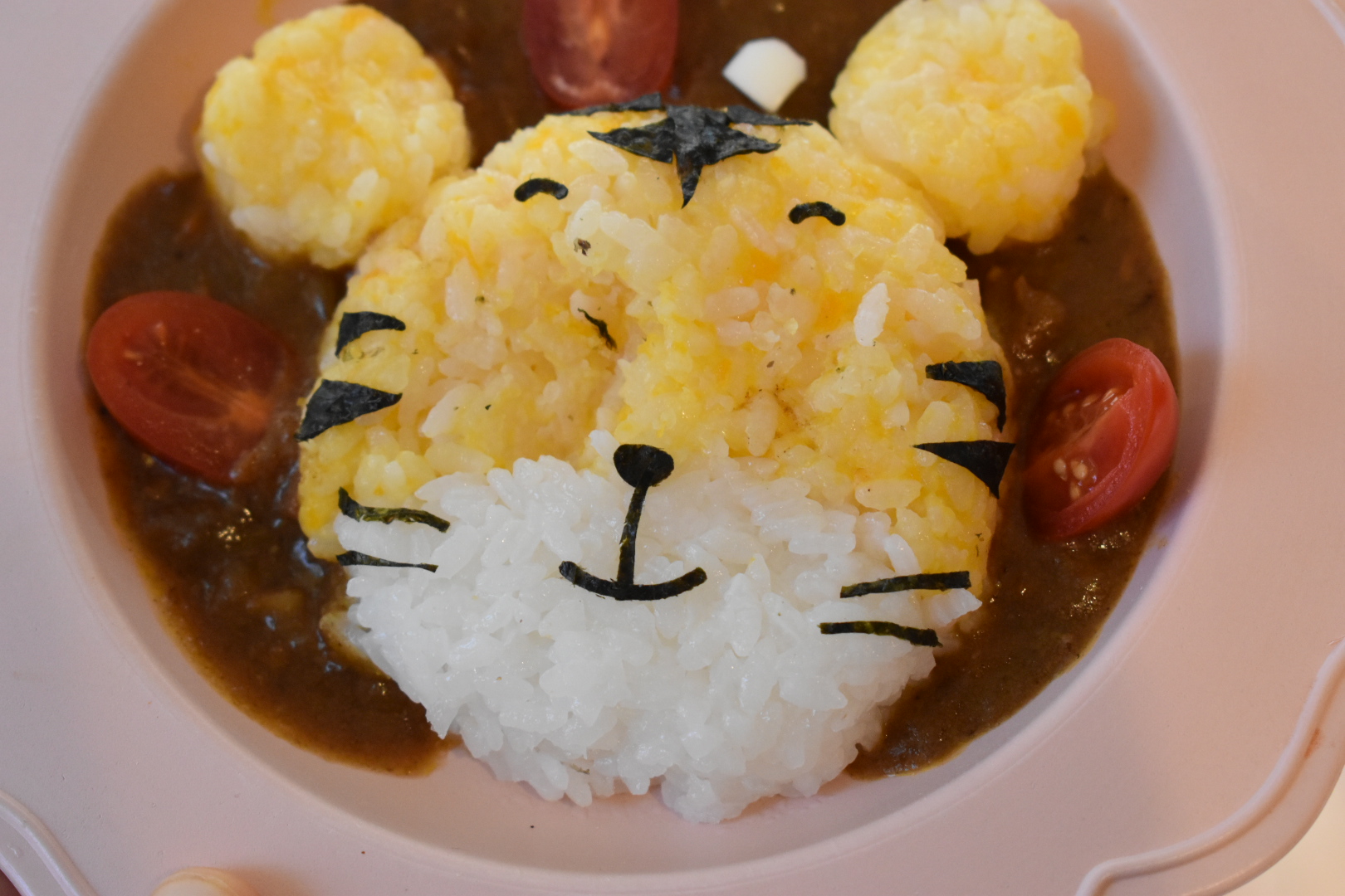 おはようございます✨ 今日はシナモロール弁当♥️ 実は初挑戦👊 ちょっと海苔切りが難しそうな口の部分も海苔パンチで抜けた形を繋げただけで実は簡単😎🎵作り方は19時にみさべんchannel集合🥰 最近なかなか視聴回数が増えず、悩み中😇 応援してやってもいいよって方が