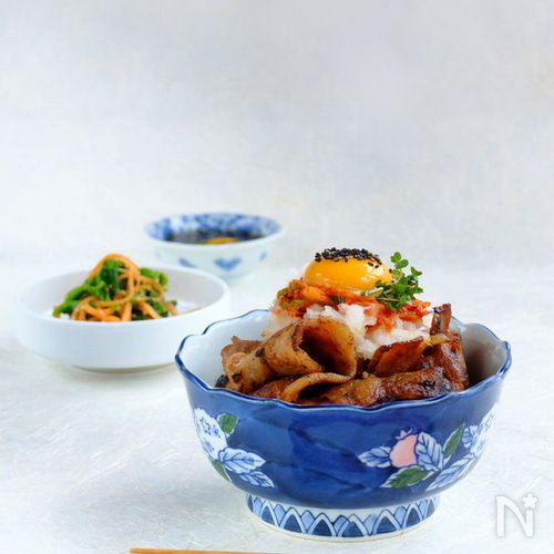 元祖ニュータンタンメン本舗 鴨居店. 🥩豚キムチ丼🧅 . 風味豊かなキムチとジューシーな豚バラ肉の相性抜群！ 旨辛な豚キムチ丼です！ .ぜひ一度お召し上がり下さい🙇🙇 .元祖ニュータンタンメン本舗ニュータンタンメン本舗ニュータンタンメン豚キムチ豚