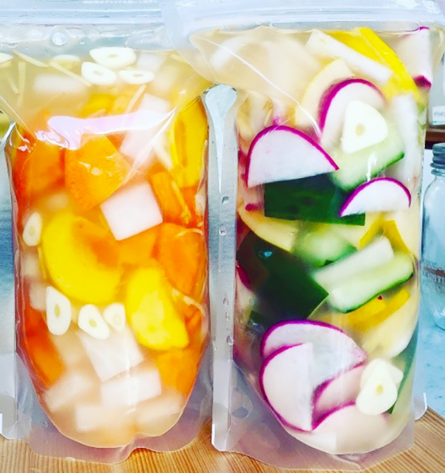 はじめての漬物 第1話：米のとぎ汁で簡単手作り。お腹も整う夏野菜の「水キムチ」 - 北欧、暮らしの道具店