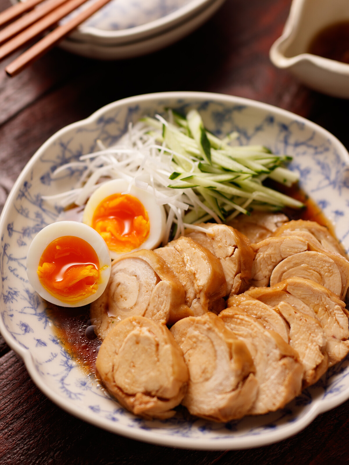 明太チキンロール」を食べたいと思ったら『🍴 フォーク 』とコメントしてください😊 鶏ムネ肉のジューシーさと辛子明太子の旨味いっぱいの辛さがよく合います😋大葉を入れることで爽やかさがプラスされて美味しいです✨ かねふくの明太子は粒だちが違う✨ 是非かねふく