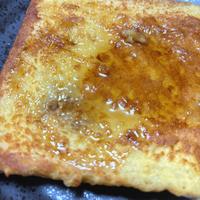 朝時間。 休日の朝食は、「濃いアーモンドミルク たっぷり食物繊維」を使ってフレンチトーストを作りました♪ アーモンドの風味ともちもち食感がたまりません♡美味しい🤤 @tsukubamilk 筑波乳業◯材料 •イングリッシュマフィン •濃いアーモンドミルク 125ml •卵1個