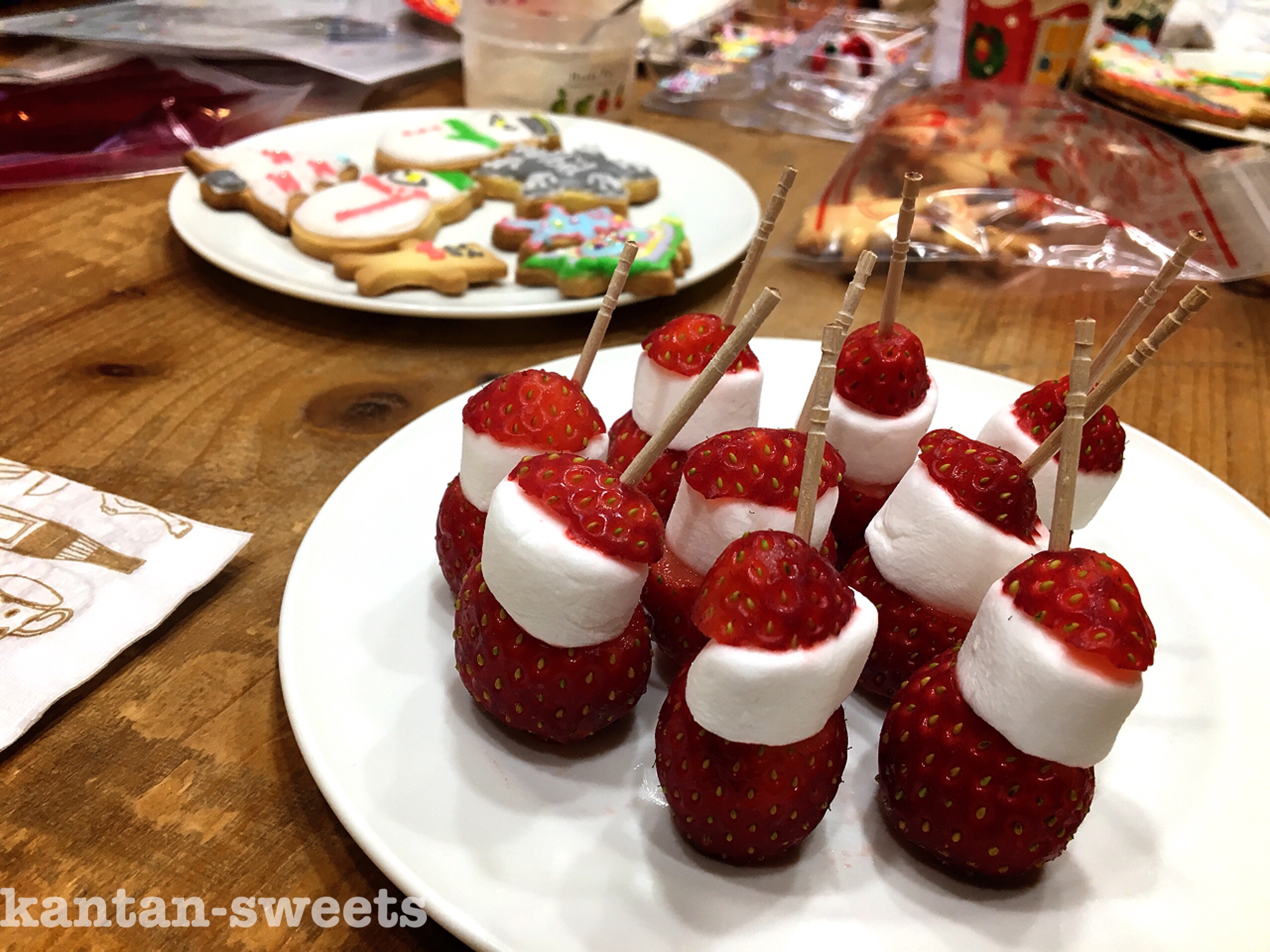 市販品で簡単！苺のサンタさんのプチタルト