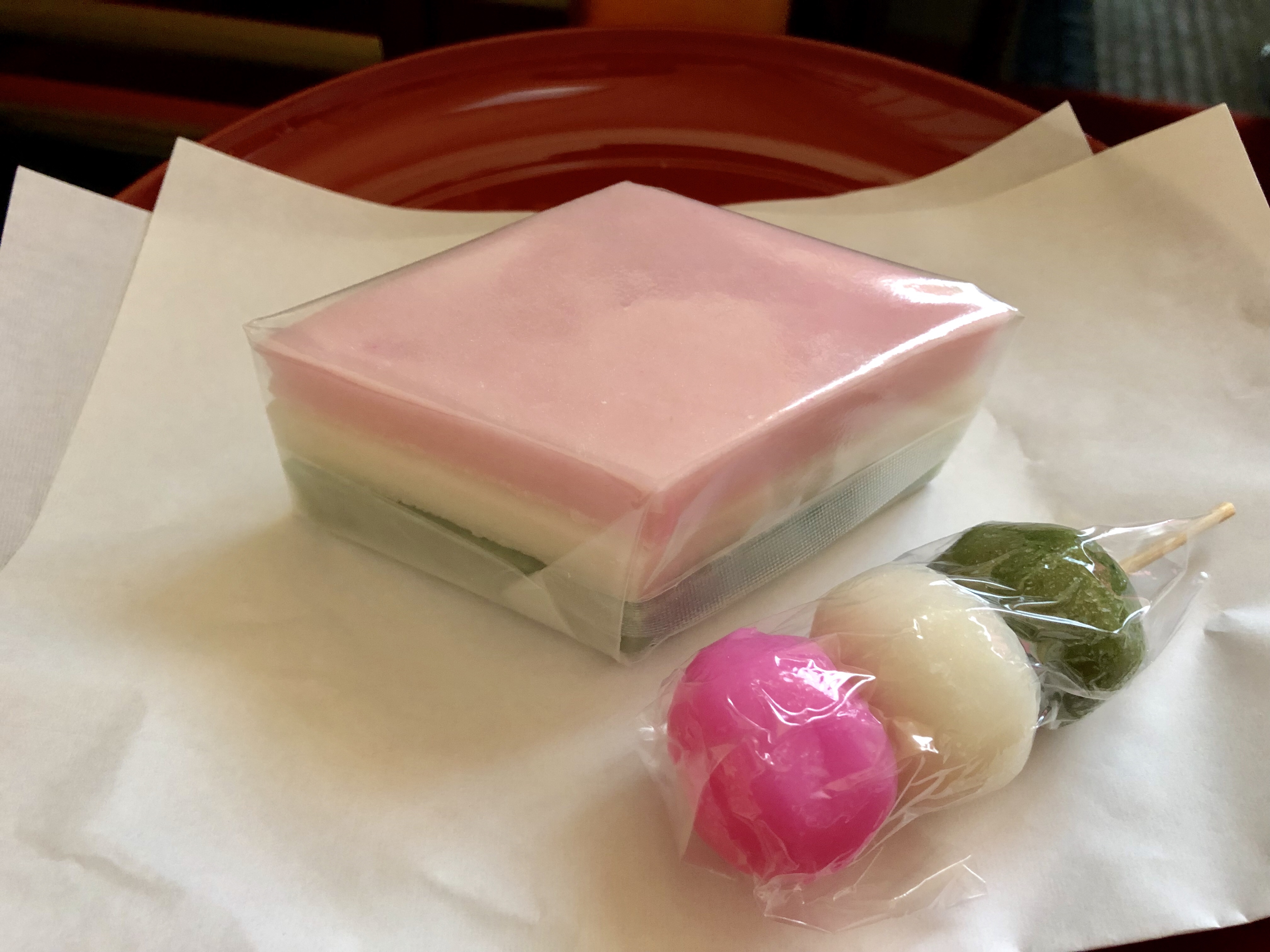 菱餅 ひしもち3月3日の｢桃の節句｣の 雛飾りには欠かせない｢菱餅｣。 菱餅の3つの色にはそれぞれ意味が込められており、下の緑色は｢健康や長寿｣ 中段の白色は｢清浄｣ 上段の赤色は｢魔除け｣ を表すと言われています。 また菱形は｢菱の実｣を表しています。 その由来は