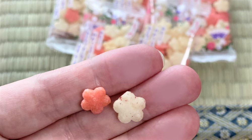 楽天市場送料無料ミニ梅 紅白お徳用 550g 95個前後目安 可愛いプチギフトに♪ 梅おかき 梅あられ 梅煎餅 せんべい まち楽_埼玉 越谷埼玉県のお土産 おみやげ smtb-td クリスマスプレゼント : 創業九十余年 金時あられ