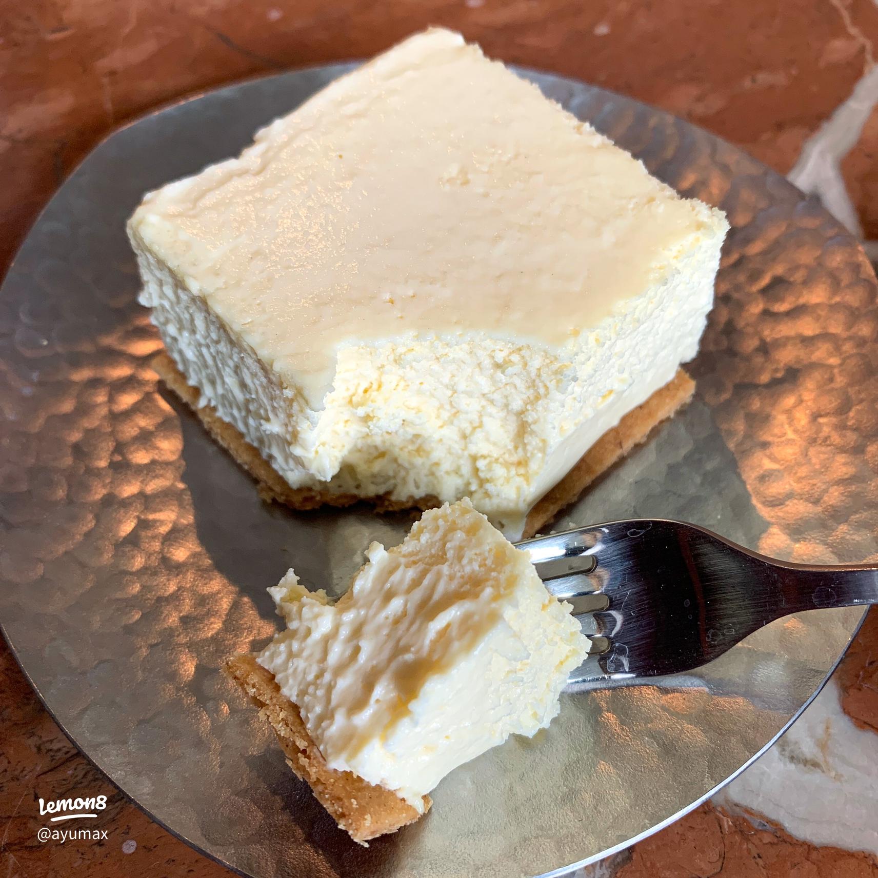 チーズケーキマニアのお店はチーズケーキパラダイスだった！ 『テリーヌバスクチーズケーキ東京』～黒猫スイーツ散歩 秋葉原編③～さんたつ by 散歩の達人