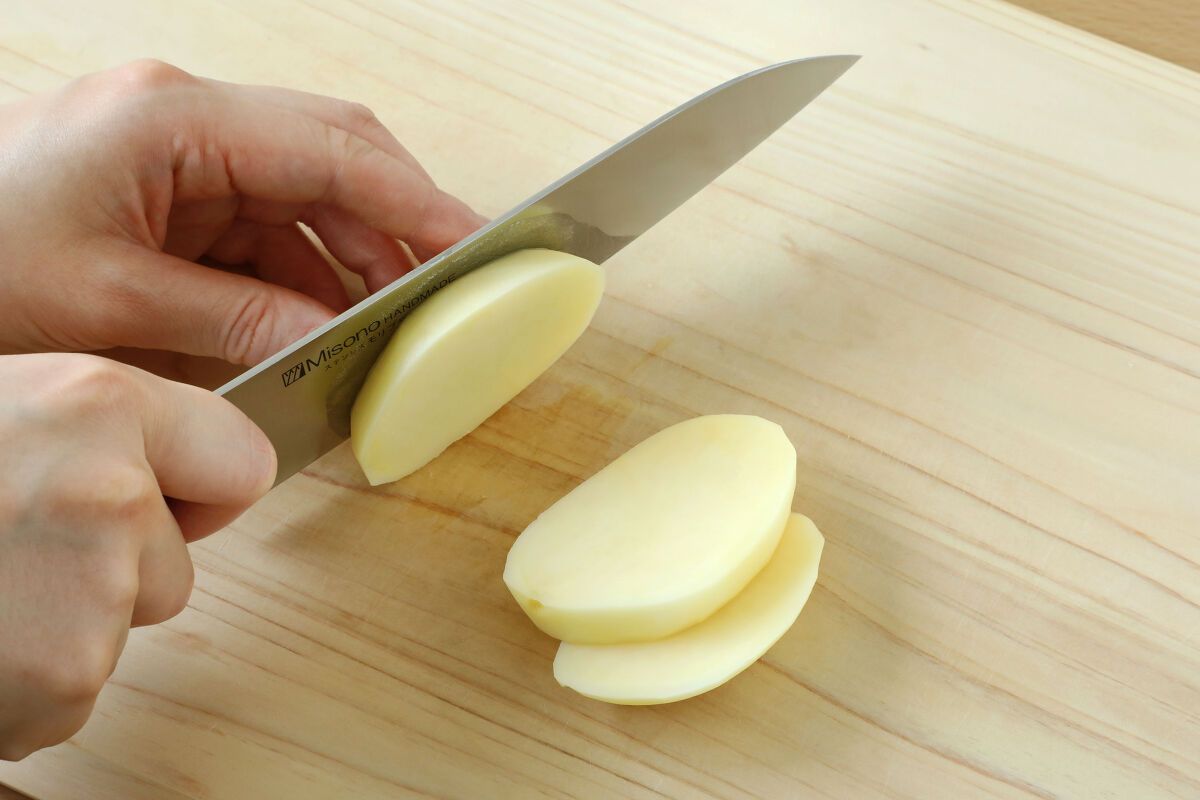 じゃがいもの切り方 くし形切り