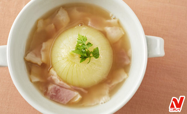 レンジメートキッチン RANGEMATE Kitchen『丸ごと新玉ねぎのコンソメスープ』 新玉ねぎが美味しい季節🌸じっくり煮込んだりするのに手間がかかるスープもマグポットなら簡単に作れちゃいます。材料 1～2人分 新玉ねぎ １個 ベーコン１枚A水 350ml Aコンソメ
