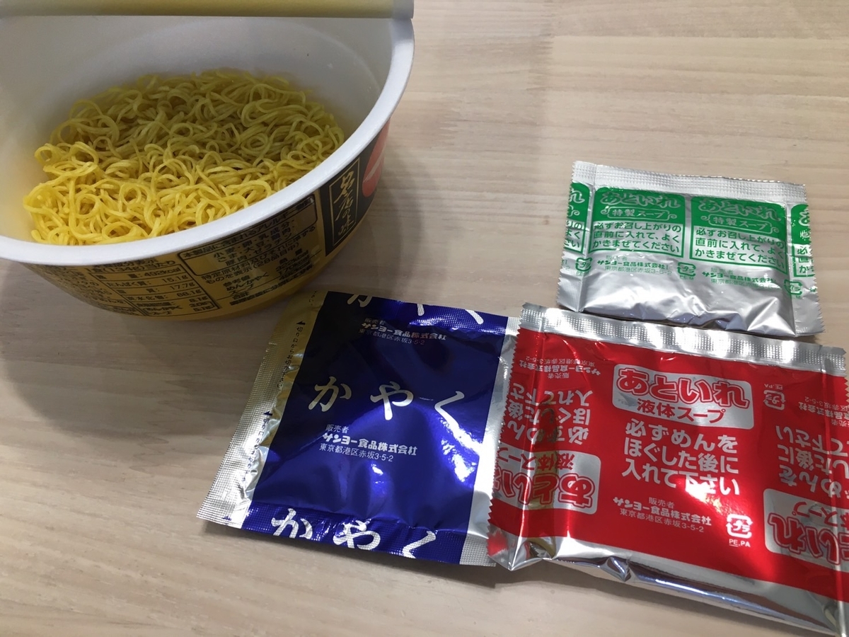 こってりラーメン 940円 」、「麺大盛り +190円 」、「スープ増量 +110円 」、「大盛りライス 260円 」 天下一品の定番メニュー。こってりスープは、鶏がらをじっくりと炊き出し、十数種類の野菜なども用いた唯一無二のスープです。 ライスと相性抜群でたまり