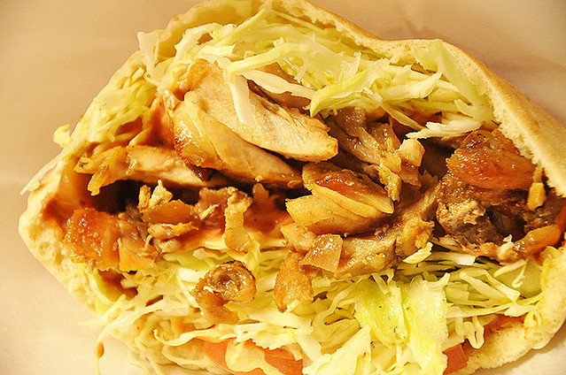 肉盛りすぎて閉まらないケバブラップ🥙 東京1おかしいケバブ屋さん ケバブチップスを日本に持ってきたこのお店ですが 通常のケバブもやばすぎました心配になるくらいお肉を盛ってくれて、これが690円なのが信じられないポテトとケバブにチーズをかけたケバブボックスもジャンキーで最高でした🍟🥙お得な情報↓