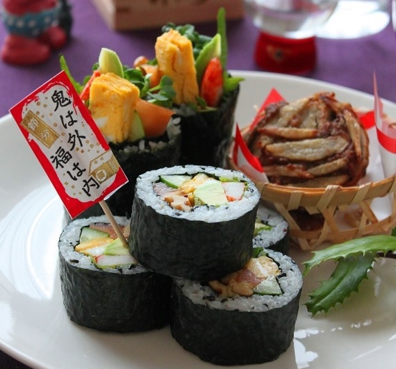 同じお皿で同じ物を盛り付けても テーブルの敷物を変えると 印象がかなり変わりますね・ 何日か前の投稿と比べるとわかります ・ ・ どんぐりの葉っぱに 盛り付けた 手まり寿司 ・ ・ まだまだ赤ちゃんの葉っぱと 実も一緒に♡飾り巻き寿司 えのわ お寿司 巻き寿司