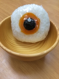 手ハンバーグと目玉おにぎり : ふわふわ・もふもふ
