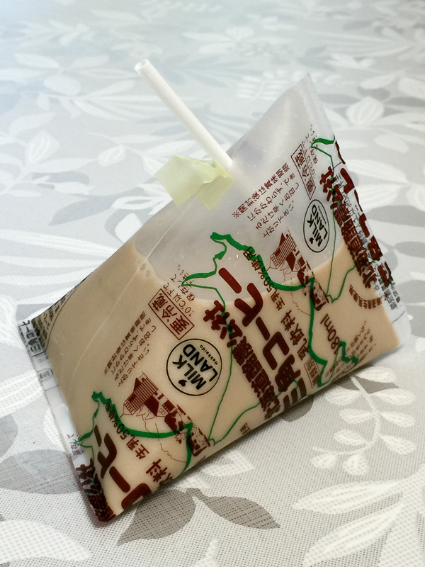 大山乳業農業協同組合 - 白バラ牛乳200mlがWEBマガジン「aff」で紹介されました！ この度、WEBマガジン「aff アフ 」のふるさと給食 自慢のコーナー内で紹介されている全国給食牛乳コレクションに白バラ牛乳200mlが登場しました！ 県民の皆さんから「鳥取県民のソウル