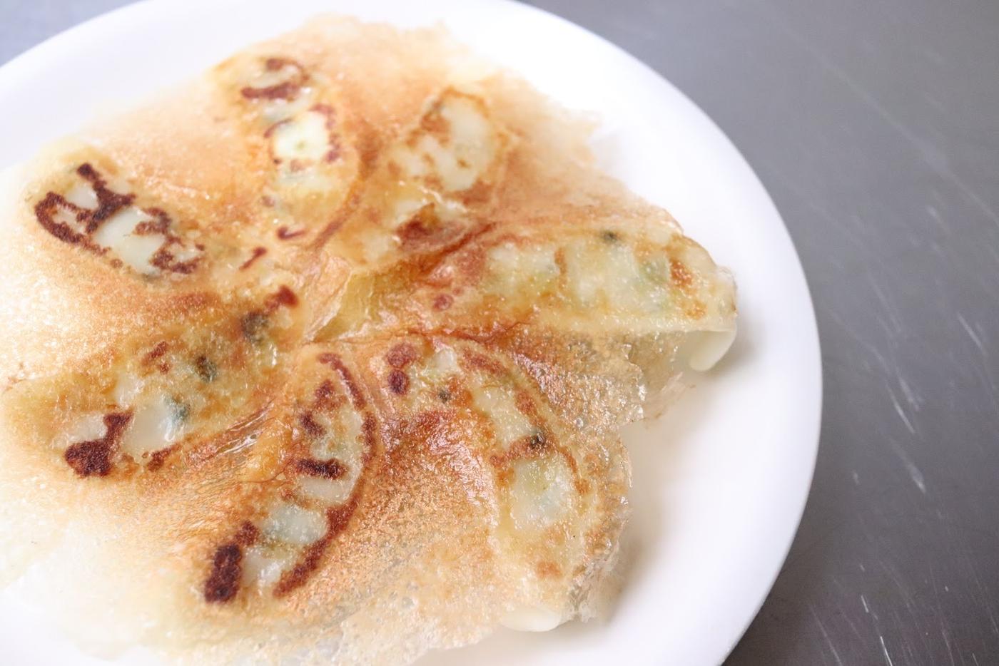 美味しい「羽根つき餃子」の作り方。羽根の材料は小麦粉？ 片栗粉？ 決め手は水の量とタイミング！HugKum はぐくむ