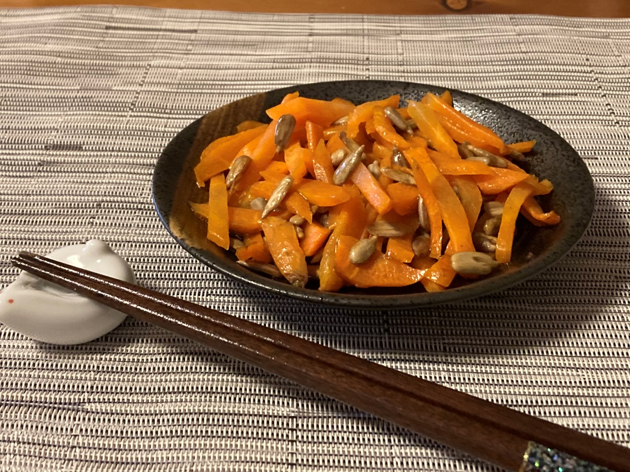 紗季♡業務スーパーおすすめレポ♡キャラメリゼシードバー ひまわりの種 を見つけたので買ってみました🥰﻿ ひまわりの種って実は食べるの初めて😳﻿味が全然わからないからドキドキしながら食べました🤣﻿ ﻿ 私はごまよりひまわりの種のが好きかも✨香ばしくて