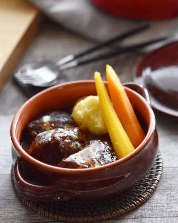 ル・クルーゼ ジャポン Le Creuset Japon -メカジキと野菜の蒸し焼き週末にオススメの夏らしいおもてなしレシピ はいかがでしょうか。食材の水分を活かして蒸し焼きに。ふっくらとしたメカジキと野菜の旨味が味わえるル・クルーゼならではのメニューです！レシピは