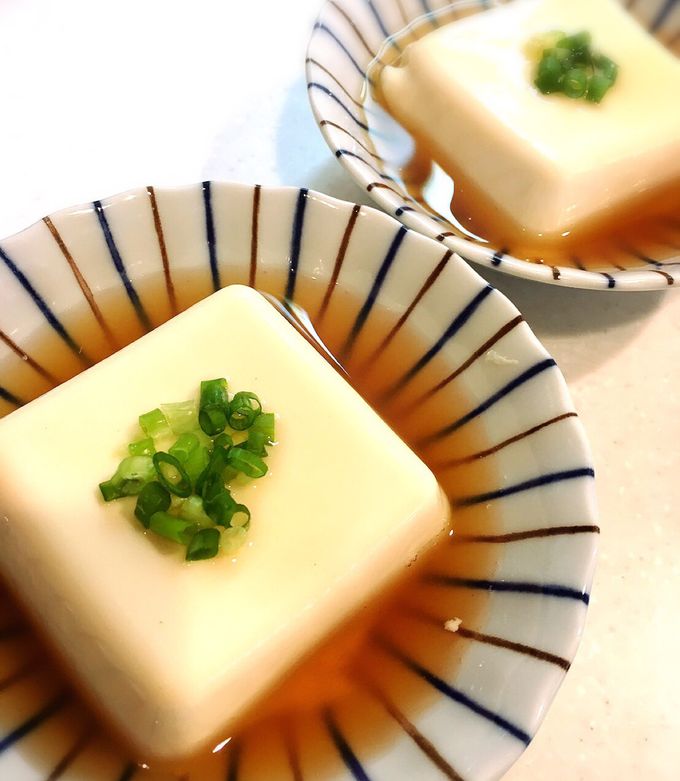 夏の朝ごはんにもぴったりな「豆腐丼」☀️🌀, ・, ・, ・,材料 , ・絹豆腐, ・炊き立てご飯, ・白ごま, ・,作り方 ,調理工程はあってないようなものですが、豆腐を半丁切ってホカホカのご飯の上に乗せるだけ🙆‍♂️, ・,僕は豆腐が好きなので極力シンプルにしていますが、様々な薬味を加えれば、その分味も華やかに✨, ・, ・,グルメおつまみレシピ料理