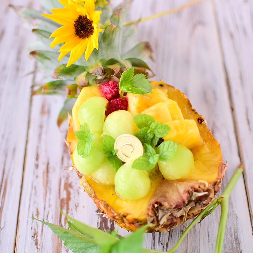 パイナップルの切り方🍍 , 今回は、ワンランク上のパイナップルの切り方をご紹介します。,皮を器に見立てた華やかなカットは、パーティーなど特別なシーンにもぴったり。 , 難しそうに見えますが、意外と簡単にできるんです。,ぜひ挑戦してみてくださいね！,船昌SaluteKitchen果物フルーツフルーツ好き旬のフルーツパイナップルパイナップルボート