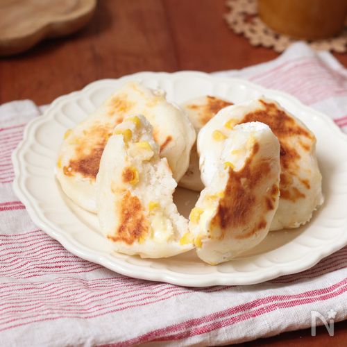 フライパンで米粉パン作り。 オーブンがないからとパン作りを諦めてた実家の母に、フライパンで焼けるパンをレクチャーしました。 使った米粉 はスーパーで売ってる料理用米粉。 玄米粉と片栗粉を少し配合して、くるみを混ぜ込んだら、なんとも美味しい玄米くるみパンに