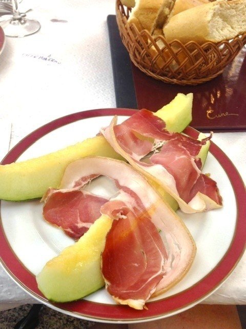 生ハム・クリームチーズ・メロン🍈 生ハムメロンっていまいち？ わかります‼️ これが最強‼️ メロンをカット ↓ クリームチーズをのせる ↓ 生ハムをのせる↓ オリーブオイルをかける ↓ ブラックペッパーをかける 以上 デザートに 食事に おつまみに ワインとの相性も