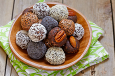 レシピはこちら バレンタインに贈りたい🎁栄養満点エナジーボール, 今、健康界隈で人気のエナジーボールっていうスイーツ、知ってる？,動物性食品を使わず、, ナッツなどをベースにして作るヘルシーフード。, ミネラルたっぷりのドライフルーツやナッツに, クロレラパウダー KAKERUMIDORIを, 加えることでさらに栄養価アップ✨, 混ぜて丸めるだけで超簡単、,