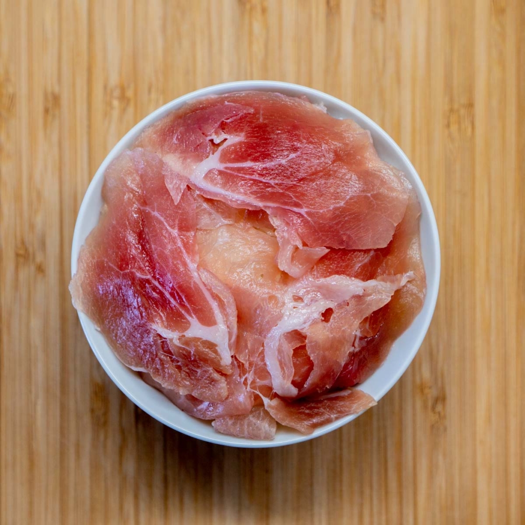 ３秒レシピ🤪 ハム丼 のご紹介です！,ハムのおいしさがダイレクト×シンプルにわかるハム丼。ちょっとおかずがないなーの時にももってこい！の一品です✨✨, 🍴材料, ・こだわりロースハム,・できたて白ご飯, ・お好みでマヨネーズ, 🍳作り方,1 あつあつの出来立ての白ご飯を準備します。,2 こだわりロースハム ロースハム をパックから, 取り出し、白ご飯の上にのせます。,