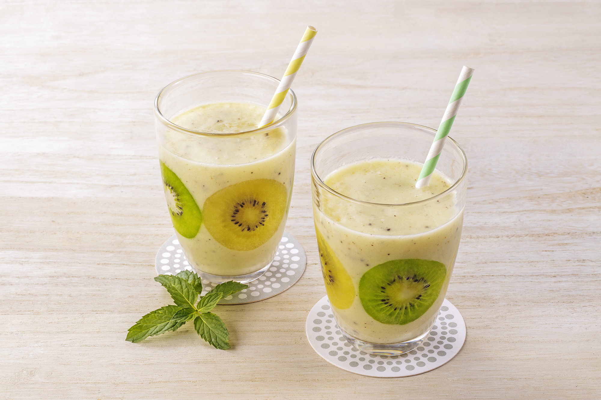 きゅ～っと酸味がたまらない♪ゴールデンキウイとヨーグルトのフローズンスムージー 氷不使用