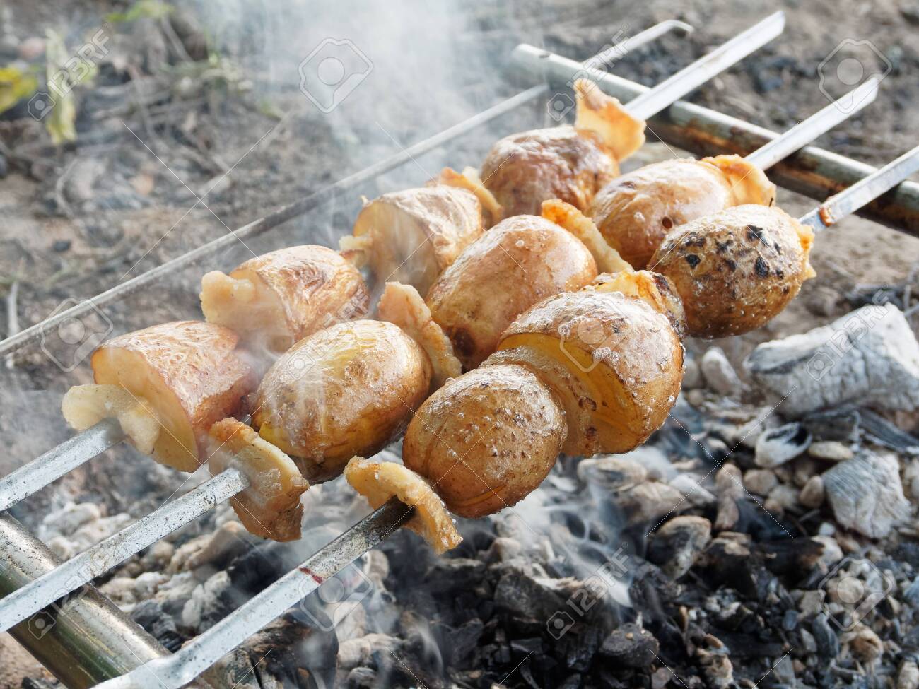 今日のバーべ飯 第６５号 ダッチオーブンでバラのベーコンポテト巻き🌹BBQ NET