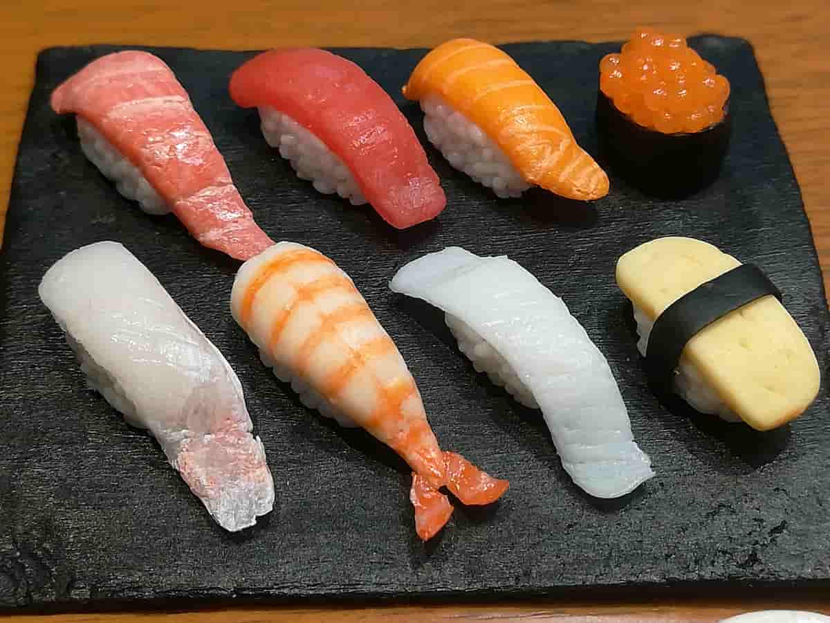 粘土のにぎり寿司☆ ネタやトッピングを次回の制作では変えてみようかと思ってます🍣いつも見ていただき励みになっております〜本当にありがとうございます🙏樹脂粘土ミニチュアフードミニチュアドールハウスハンドメイド食品サンプルclayminiature