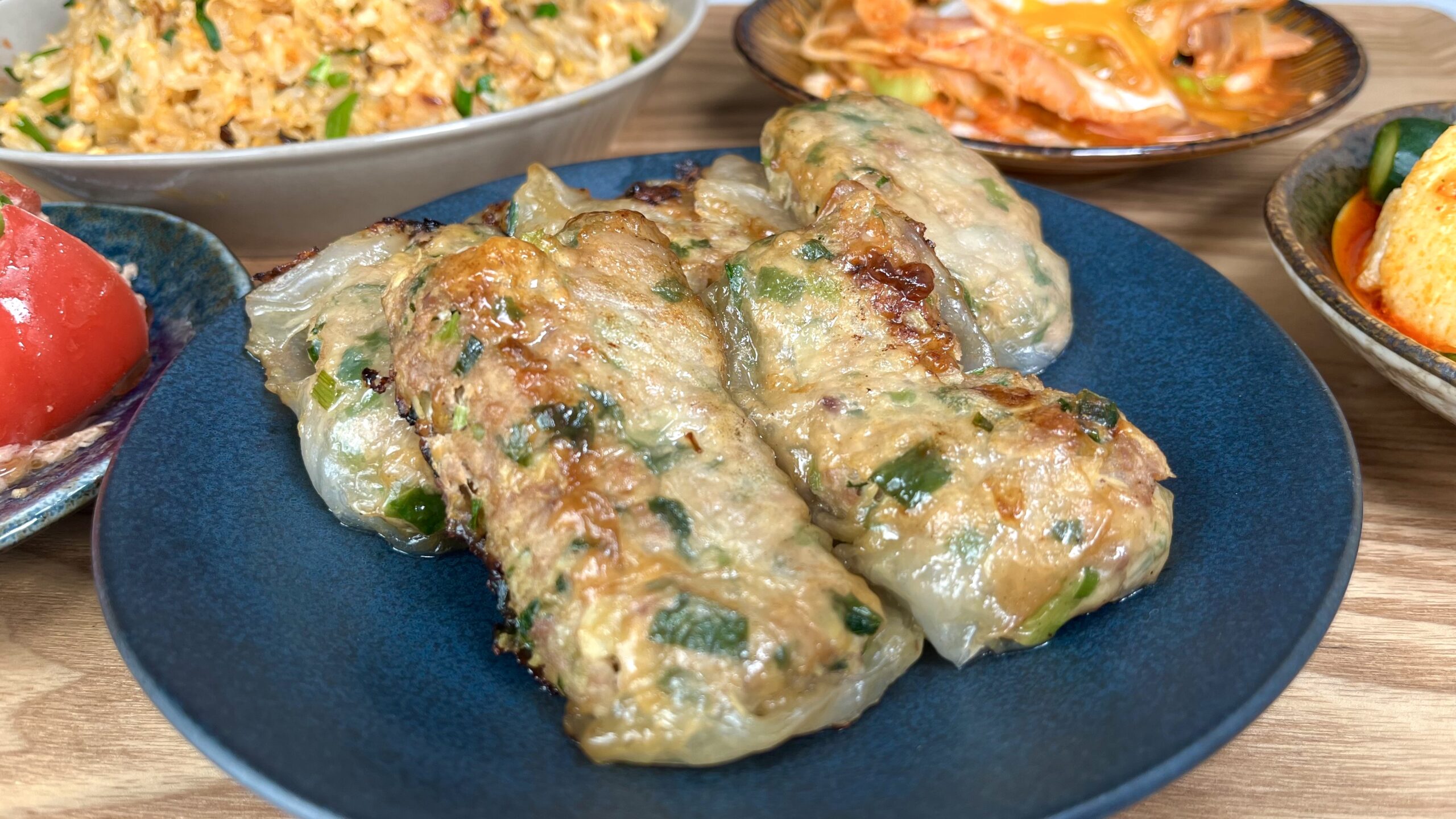 ライスペーパーの食感と餃子の旨味がひとつに！, 最強コラボの完成です！, ⁡, パリパリすぎる食感が , 一度食べるとやみつきになること間違いなし！, ライスペーパーに餃子の旨味とごま油の香りで, もう最高です , 餃子が無い所も美味しすぎて大変！, ⁡, 他の投稿はこちらから, ↓↓↓,@riisa_boys_mama, ⁡, ⁡, 作り方↓, ⁡, 油はしかなくていいです。,