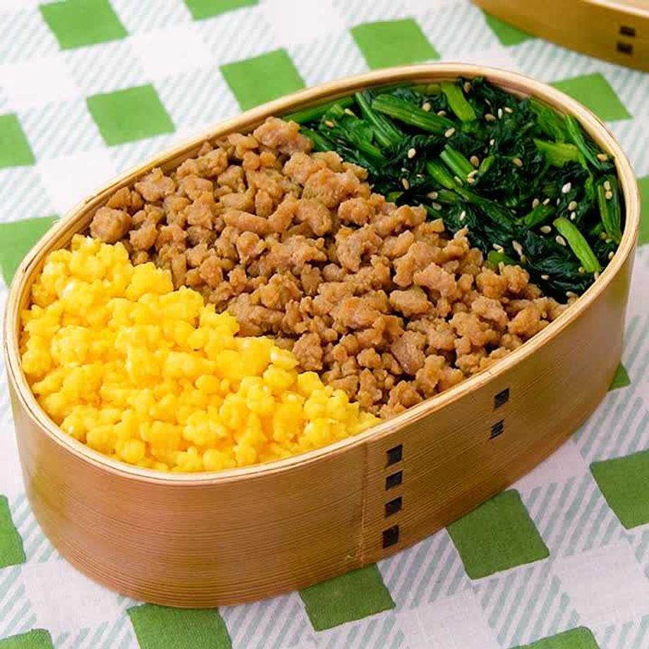 毎日のお弁当。鶏そぼろ弁当🍱＆のり弁🍱＆照り焼きチキン弁当🍱全く手はこってませんが子供たちの好tomoが投稿したフォトブックLemon8