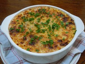 ドリアは日本で誕生した洋食です。フランス料理にもイタリア料理にも存在しません。1930年ごろ、横浜の「ホテルニューグランド」で当時のスイス人料理長によって考案、提供されたのが始まりとされています。グラタンとの大きな違いは「ごはんを使っていること」。ごはん