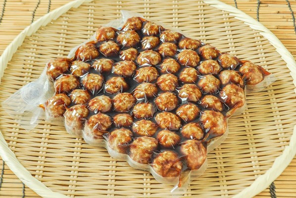 今日ご紹介するレシピは、「CO・OPテリヤキミートボール」を使った『ミートボールと春野菜甘酢炒め』です。テリヤキミートボールにたっぷりの春野菜を加え、ボリュームのあるおかずに。ミートボールのタレに常備調味料を加えるだけ。,., ., ■材料4人分 , CO・OPテリヤキミートボール 3袋, たけのこ 水煮1個, にんじん 1 2本, グリーンアスパラガス 8本,サラダ油 少々,