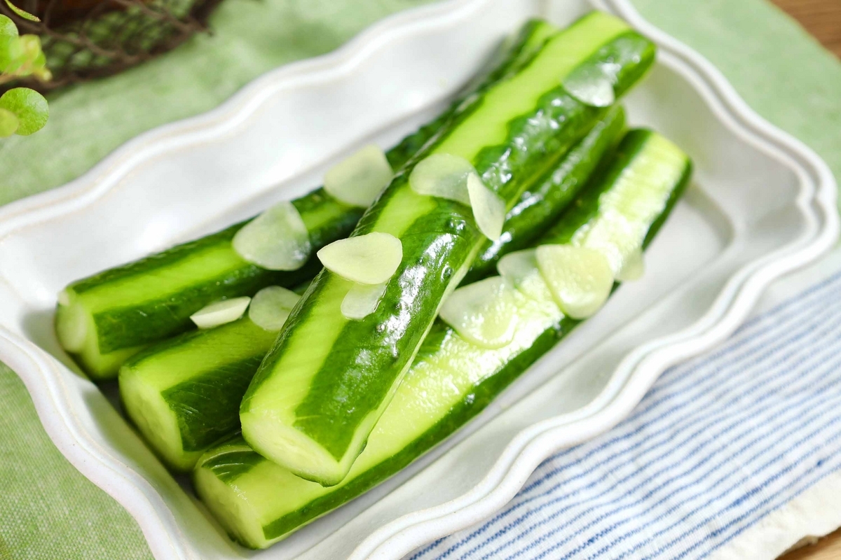 まるで屋台の味！冷やしきゅうりの一本漬けのレシピ。日持ちするから大量消費にもおすすめ！ - つくりおき食堂