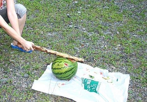 スイカ割りの準備に適した棒は？目隠しはかなりハラハラする！ベスト4U