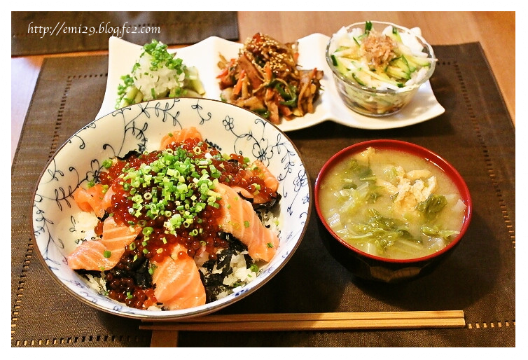 簡単！贅沢親子丼の献立 副菜：キャベツのロール漬け、汁物：「具たっぷり味噌汁」なす 減塩 献立・メニュー 味の素パーク たべる楽しさを、もっと