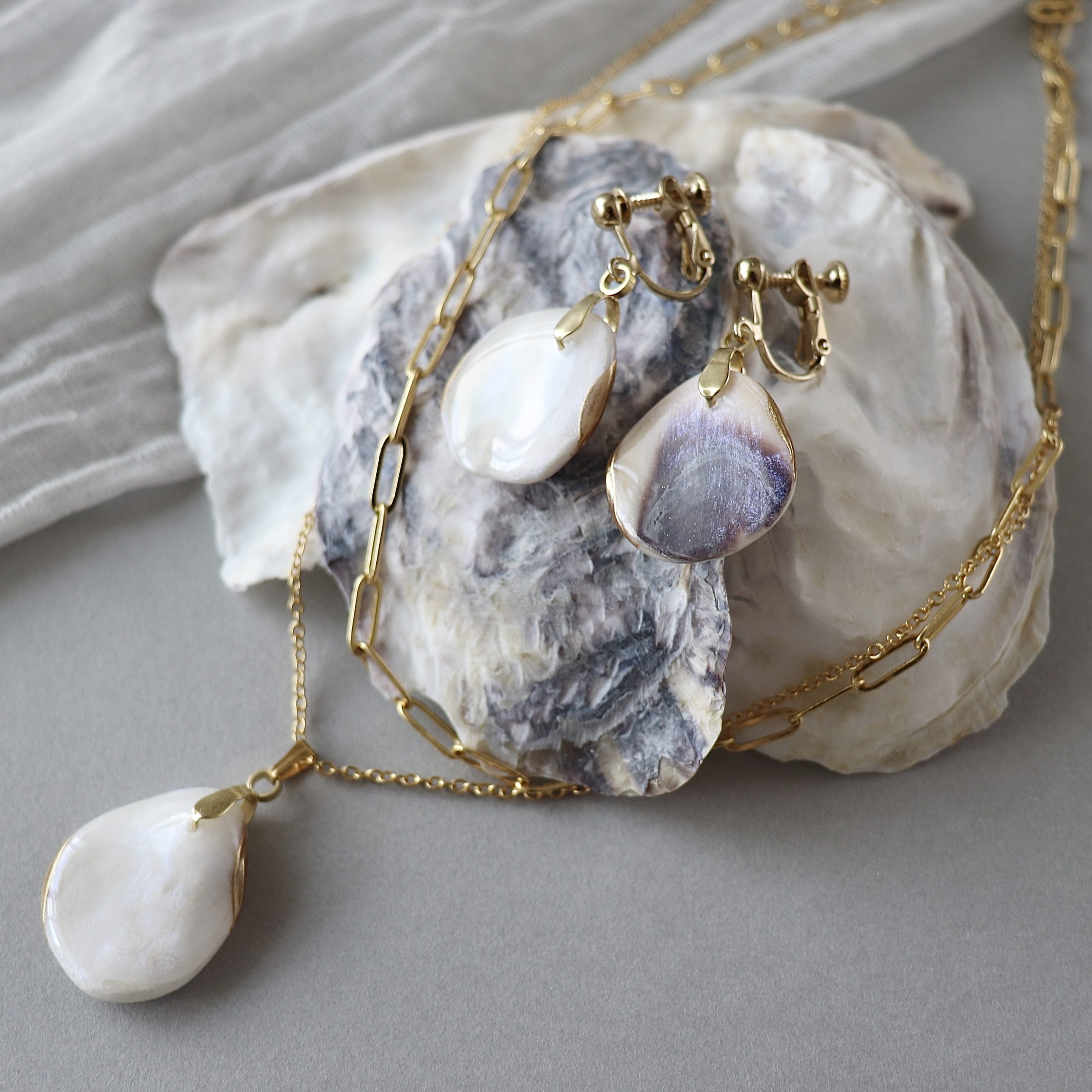 牡蠣殻×金継ぎ チェーンネックレス 金属アレルギー対応 オイスターシェル ロングチェーン 大ぶり ネックレス・ペンダント ura.『牡蠣殻アクセサリー』通販 16122052Creema クリーマ