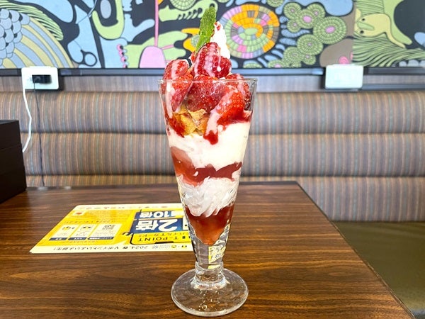 2025 お手頃でおいしいファミレスのいちごパフェ4選！贅沢なパフェの構造まで魅力を徹底解説 - OZmall