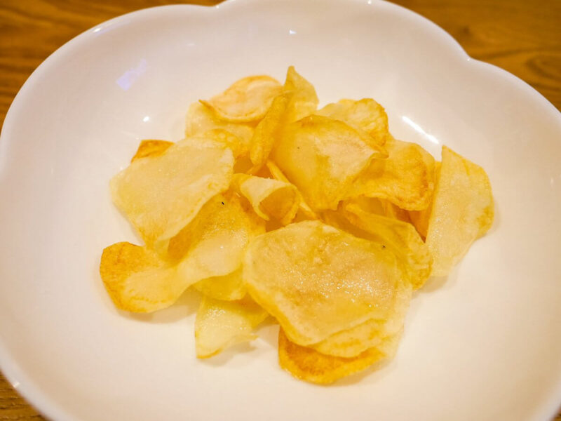 ポテチに卵をいれて湯煎 ？身近なお菓子を使った超簡単アレンジレシピ