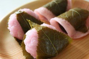 桜餅の葉っぱは食べる？関東と関西で違う形・製法・歴史を探ってみたTABIZINE～人生に旅心を～