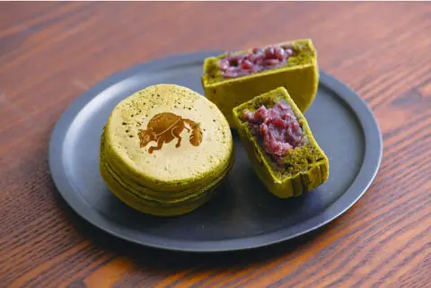 大判焼き・今川焼き100均のお店で手に入れたシリコン型で大判焼きが作れちゃう💕４つ一緒に作ることもできるので、好きな餡でぜひお試しを❣️私の地方では大判焼と呼んでいるのですが、先日リールをアップした際に、皆さんが呼んでいる名前を伺うと、 大判焼き 今川