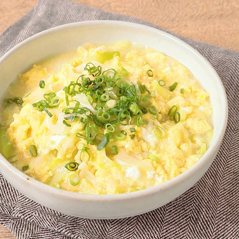 かきたま明太にゅうめん」 ふんわり卵のとろみのあるおつゆにそうめんがよく絡む♪ 明太子のつぶつぶ食感もよく合います！白だしを使ってあっという間に出来るので忙しい日にいかがでしょうか？☺️ かねふくの明太子は粒だちが違う✨ 是非かねふくの明太子で味わって