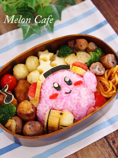 お弁当⋈ カービー弁当 , ⁡, 本日ご紹介するのは @a___y.gram さんの投稿です🍀, ⁡, ▸▸▸, 𓎩, ・,こんなに簡単でいいの？って言うくらい, あっという間にできちゃうカービィ弁当💗, ・, カービィの型抜きに安っすい使ってないコップ使用🤣,⚠︎コップが傷つく恐れあるのでみなさんは他のもので代用してください🙏, ・, ・,, ・,