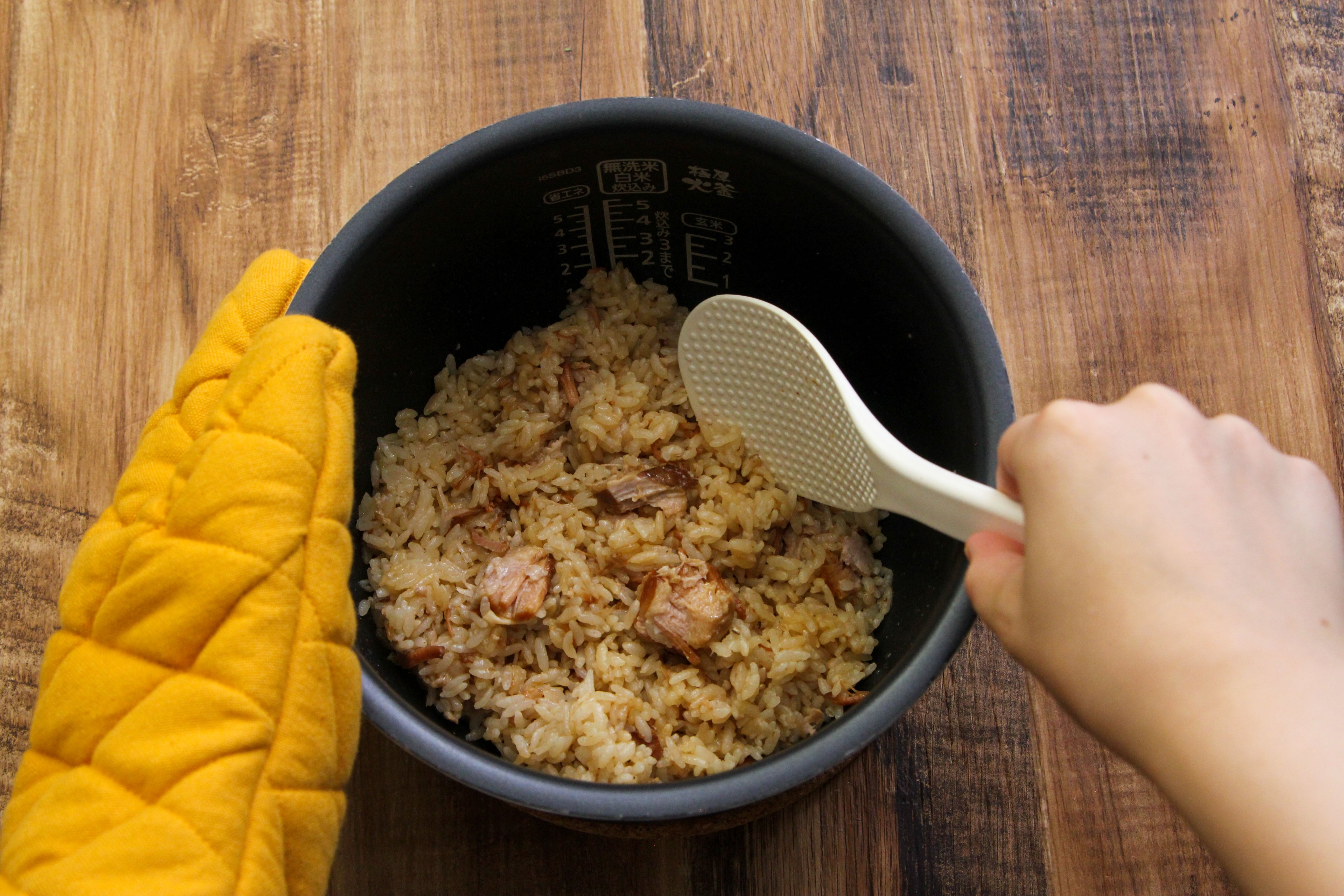 金の豚角煮アレンジ「史上背徳な炊き込みご飯」の食べ方に