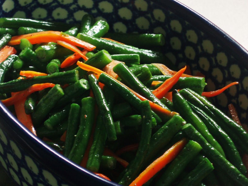 沖縄の夏の定番野菜、フーロー豆 十六ささげ 。暑さに強く、病気にも強いため 沖縄県では夏に広く栽培されています。 ⁡ インゲン豆のように煮物、和物、揚げ物、きんぴらなど色んな食べ方を楽しめ、筋がほとんどなくで、柔らかくシャキシャキとした食感、食べやすい