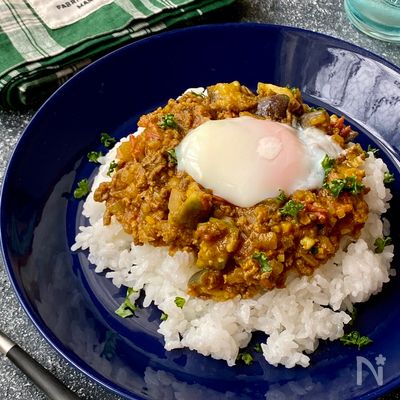 炊飯器で無水キーマカレー！🍛, 📝 作り方 , ・豚ひき肉150g, ・トマト缶1缶, ・玉ねぎ1 2個, ・にんじん1 2本, ・なすび 1 2本, ・ピーマン1個, ・ウスターソース小さじ１, ・バター10g, ・塩こしょう少々, ・カレールー3かけ, 🍳 作り方 ,1.玉ねぎ、にんじん、ピーマンをみじん切りにする。, 2.材料全てを炊飯釜に入れたら通常炊飯で完成,