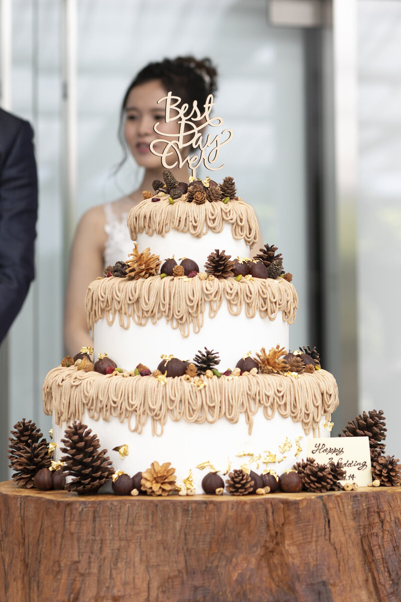 お菓子の久月 - ウエディングケーキ 今回はお芋のモンブラン風 芋の甘煮を角切りにして 芋チップも揚げて作りました。 サンドも芋の甘煮です。緑を添えて個性のある ウエディングケーキです。 どうぞお幸せに！！ウエディングケーキウエディング結婚式スイーツ