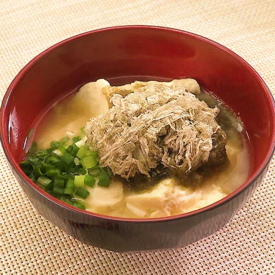 ほっとあたたまる湯豆腐まだまだ寒い日が続きます。 冷えた体を芯から温める、ほっこり湯豆腐はいかがでしょうか。旨みがしっかり染み出したお出汁に、醤油とお酒で味付けしたら、お好みの豆腐を入れて炊きましょう。 とろろ昆布を添えて、さらに旨みたっぷりに