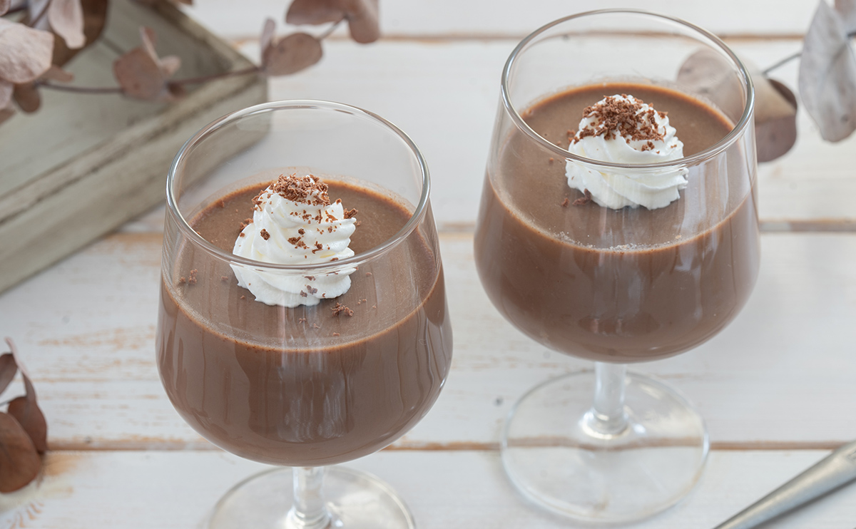 豆乳とチョコレートは相性抜群💕 難しい作業は一切なし！ スワイプして 作り方 をチェック👆 お好きなトッピングでお試しください😋チョコレートフォンデュ豆乳チョコフォンデュ豆乳有機豆乳チョコレシピかんたんレシピスジャータめいらく