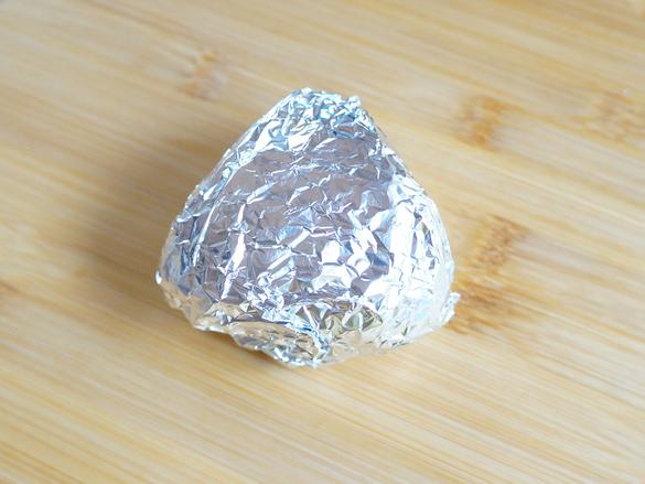 おにぎりをラップ、アルミホイルで包んだら？ ３時間後に比べた結果に、家族がわいた – grapeグレイプ