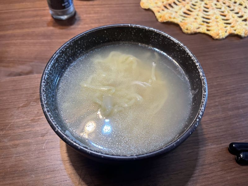 本当に美味しい担々鍋。 料理のお兄さんリュウジさんのレシピ。いつもお世話になってます。 鍋でひき肉使うの珍しいけど、アリでした。豆乳と丸鶏ガラスープで作った即席担々スープ。味沁みたもやし・チンゲン菜、ひき肉を巻き込んで食べるとオイシイ。唐辛子、ラー油は